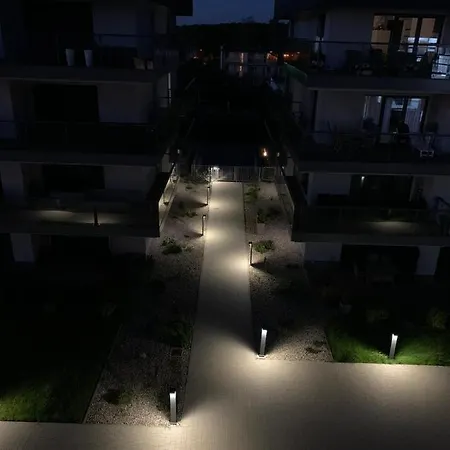 Ive's Golden Gardenia Seaside